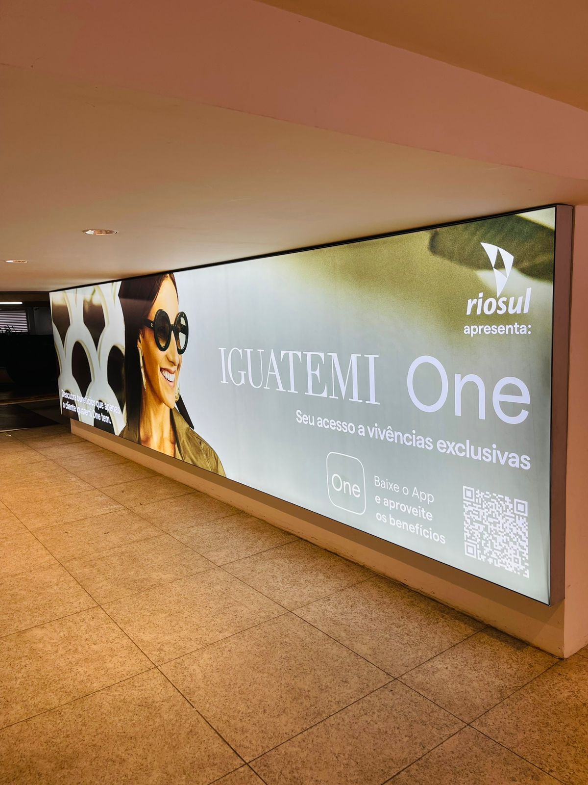 Backlight iluminado Iguatemi One — painel publicitário interno em shopping RioSul