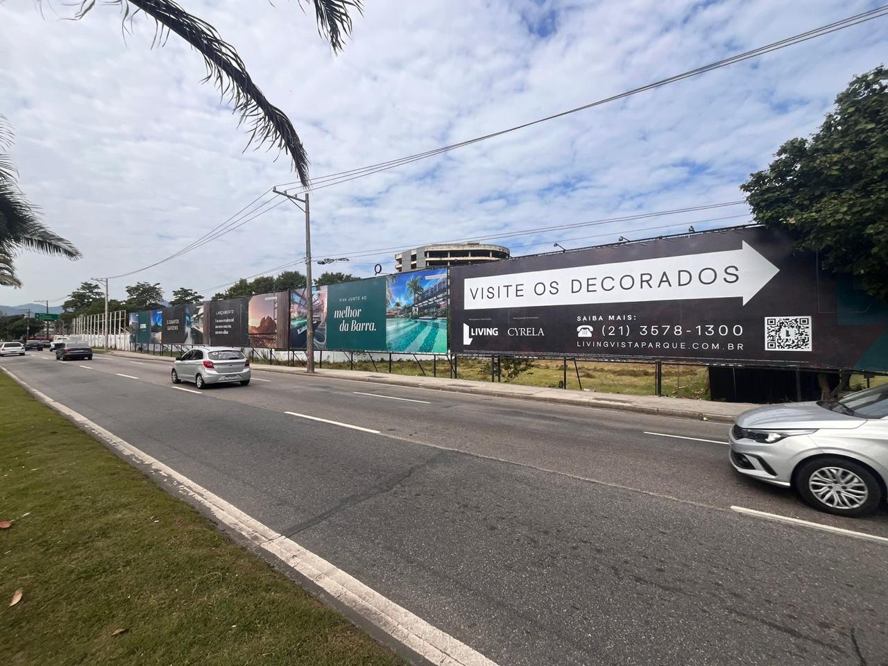 Tapume publicitário Living Cyrela Vista Parque — sequência de painéis em avenida