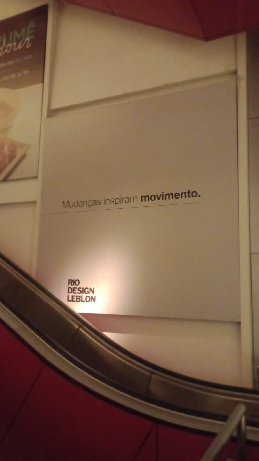 Painel institucional Rio Design Leblon — comunicação visual em escada rolante