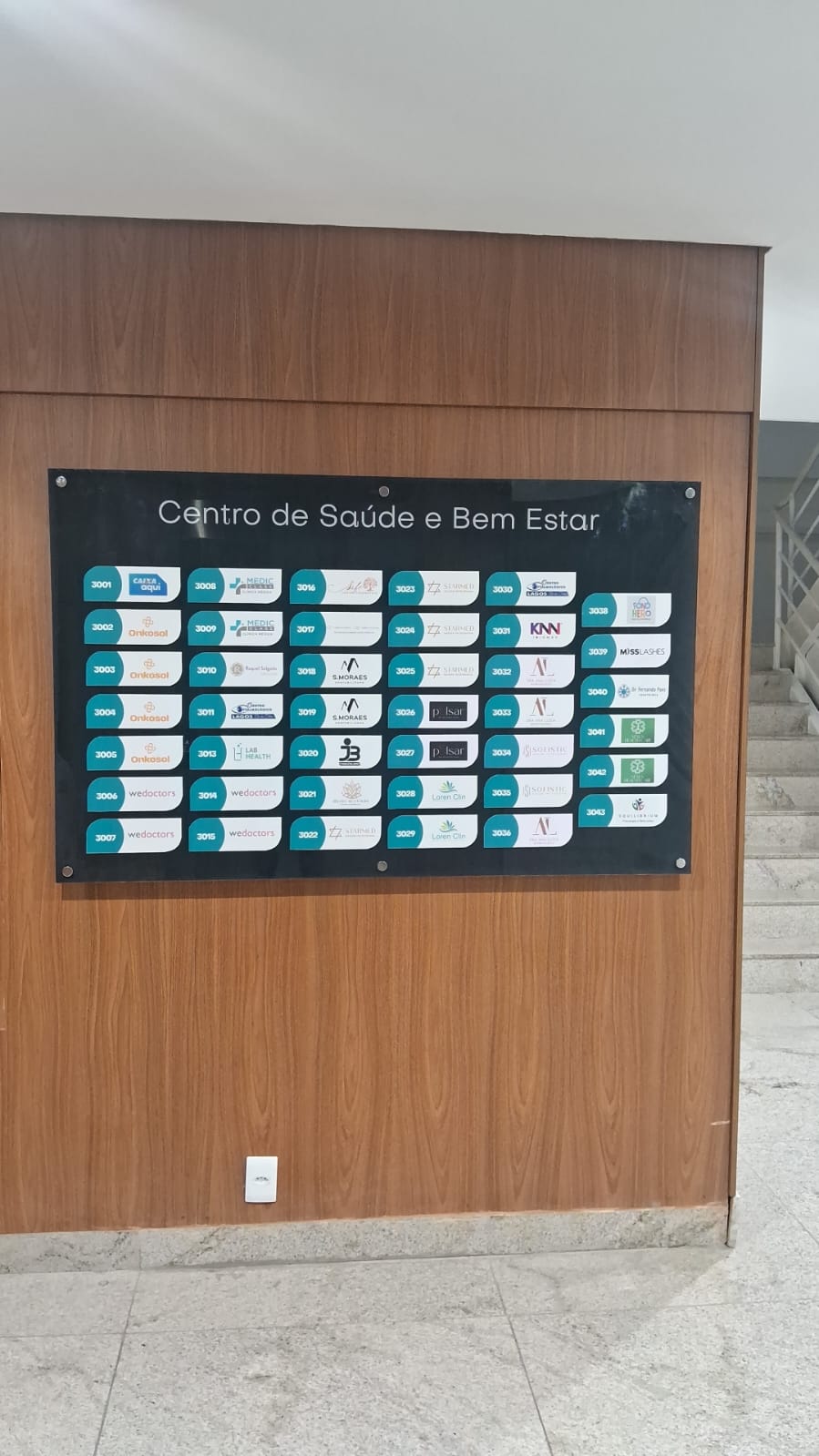 Painel diretório Centro de Saúde e Bem Estar — sinalização interna