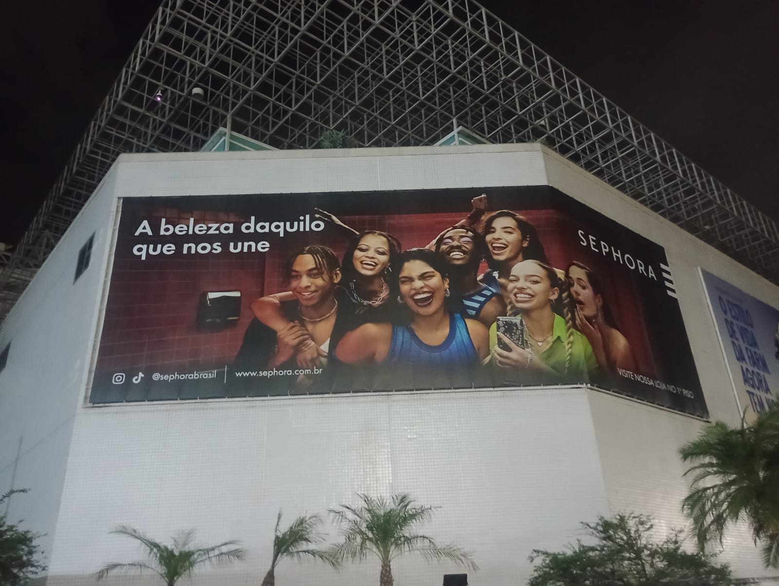 Painel de fachada Sephora — campanha A Beleza Daquilo Que Nos Une em grande formato