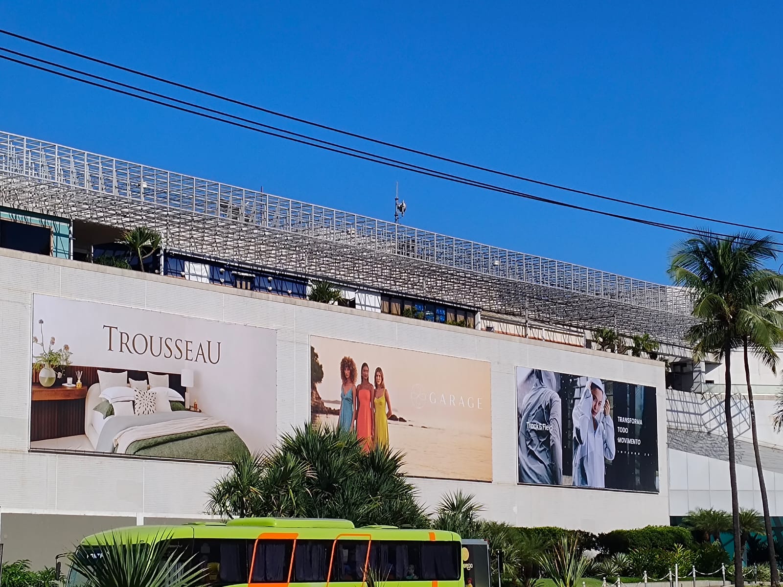 Painéis de fachada Trousseau, Garage e Track&Field — múltiplas lonas em shopping
