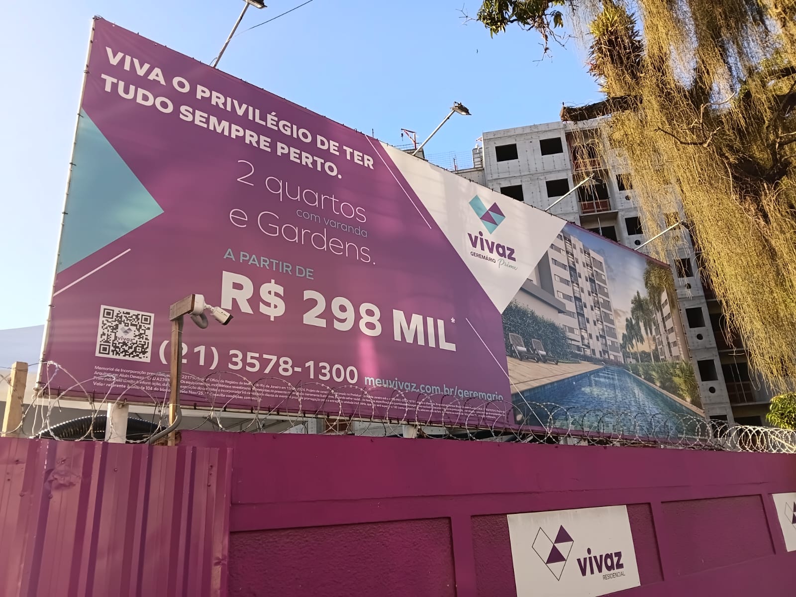 Painel publicitário Vivaz Geremário Prime — lona de tapume em obra residencial