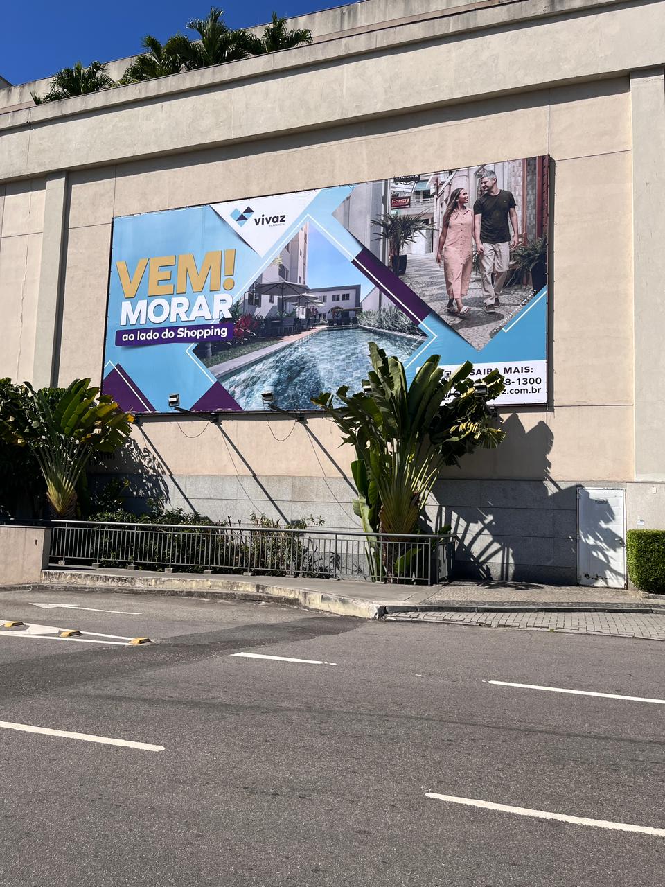 Painel de fachada Vivaz Vem Morar — lona em grande formato ao lado do shopping