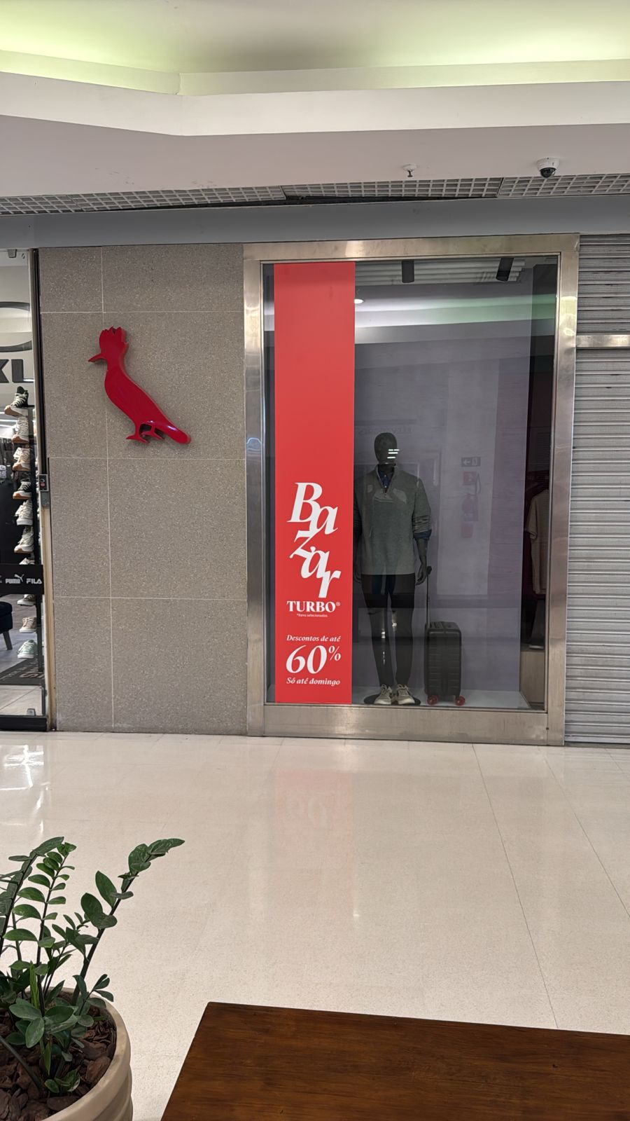Vitrine Bazar Turbo — banner vertical em vinil com tipografia destacada