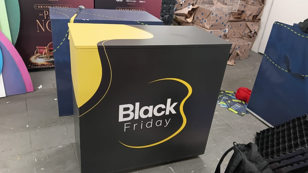 Balcão promocional Black Friday — recorte e adesivação para PDV