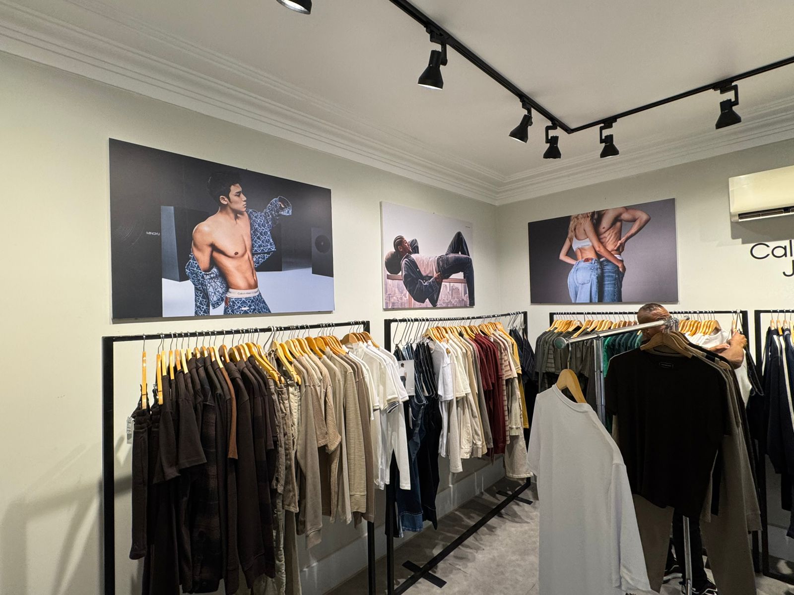 Ambientação de loja Calvin Klein Jeans — quadros fotográficos de campanha em grande formato
