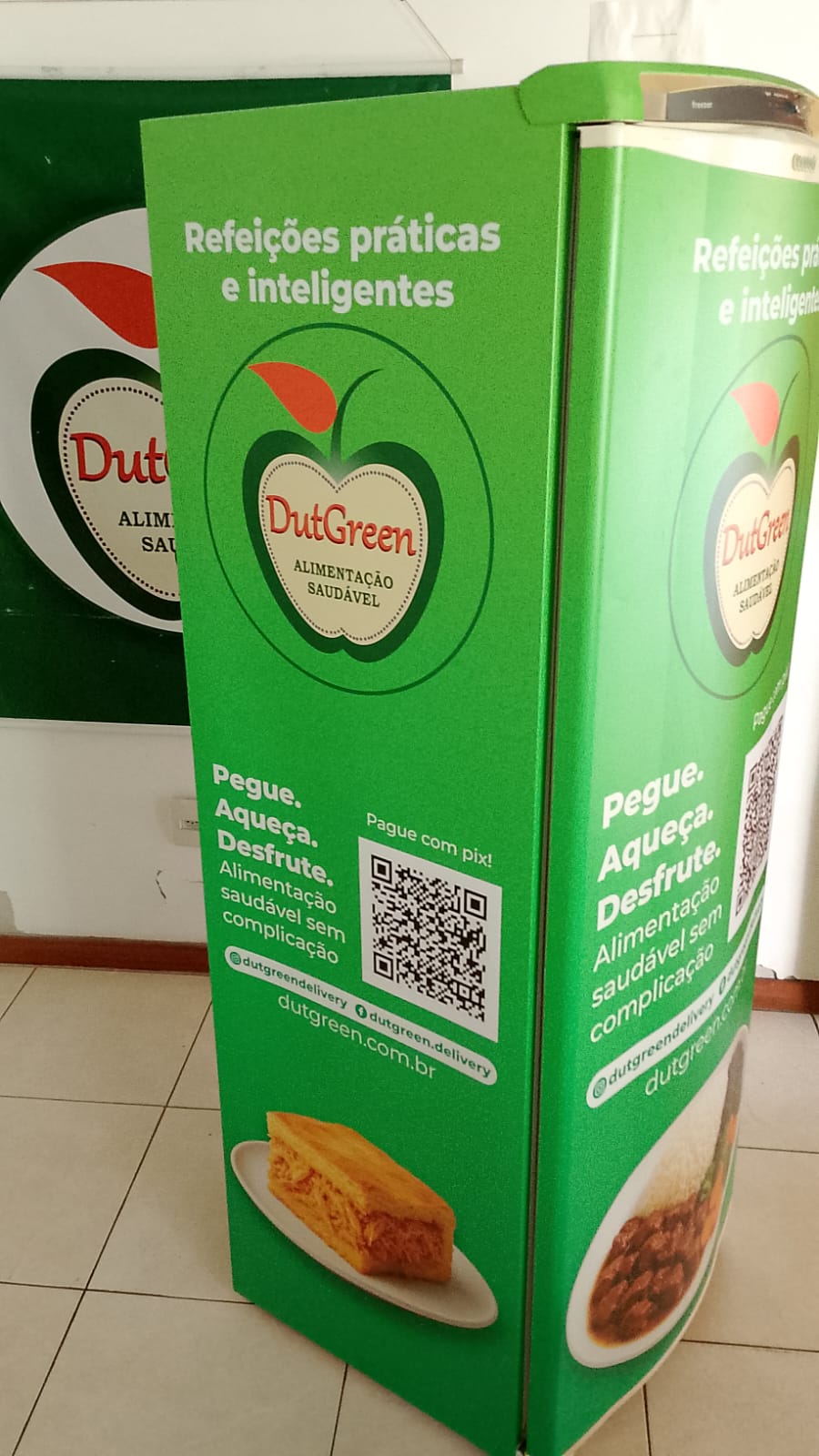 Envelopamento de geladeira inteligente DutGreen — ativação de PDV