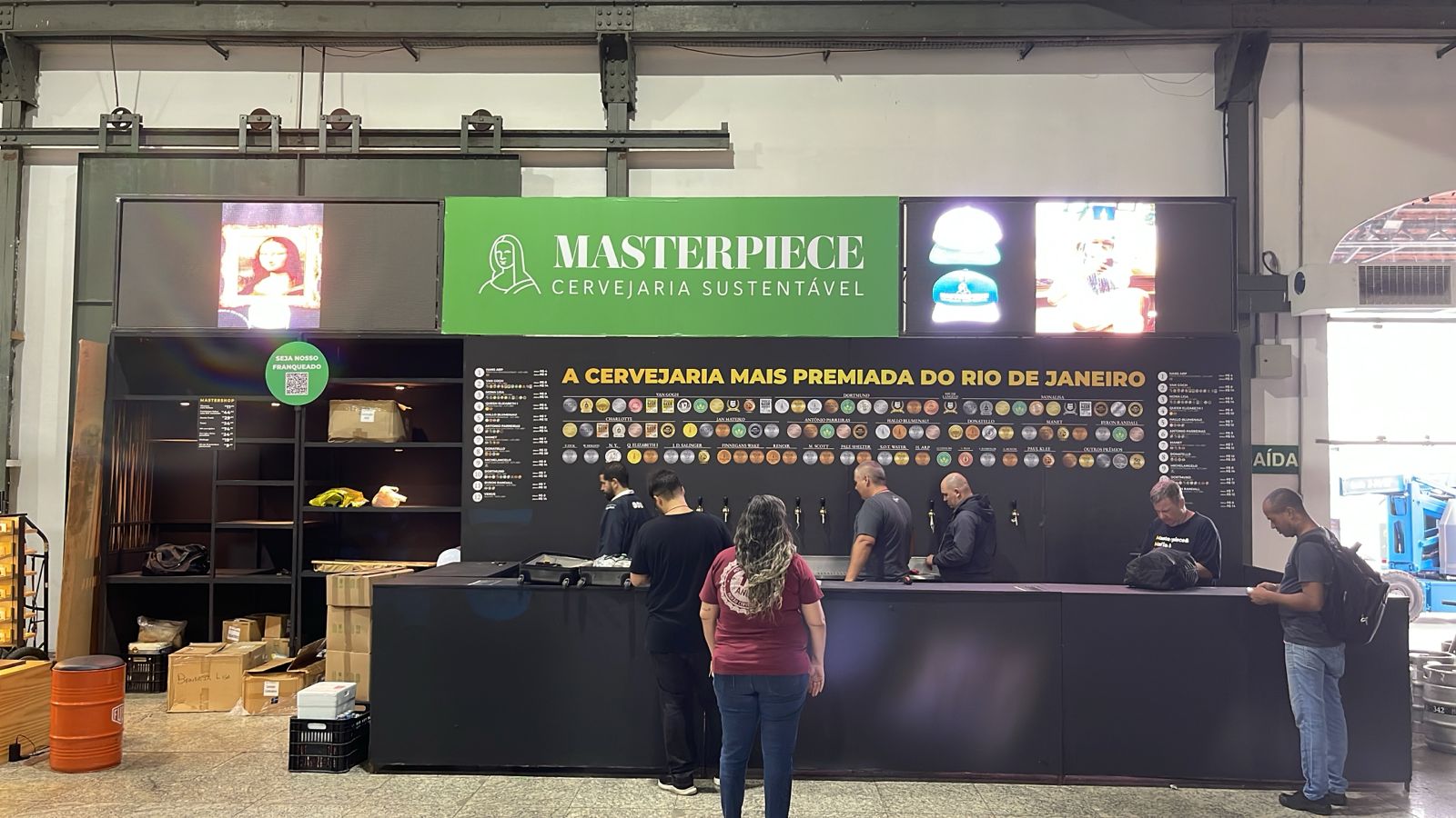 Balcão de cervejaria Masterpiece — fachada de PDV com painel iluminado e cardápio impresso