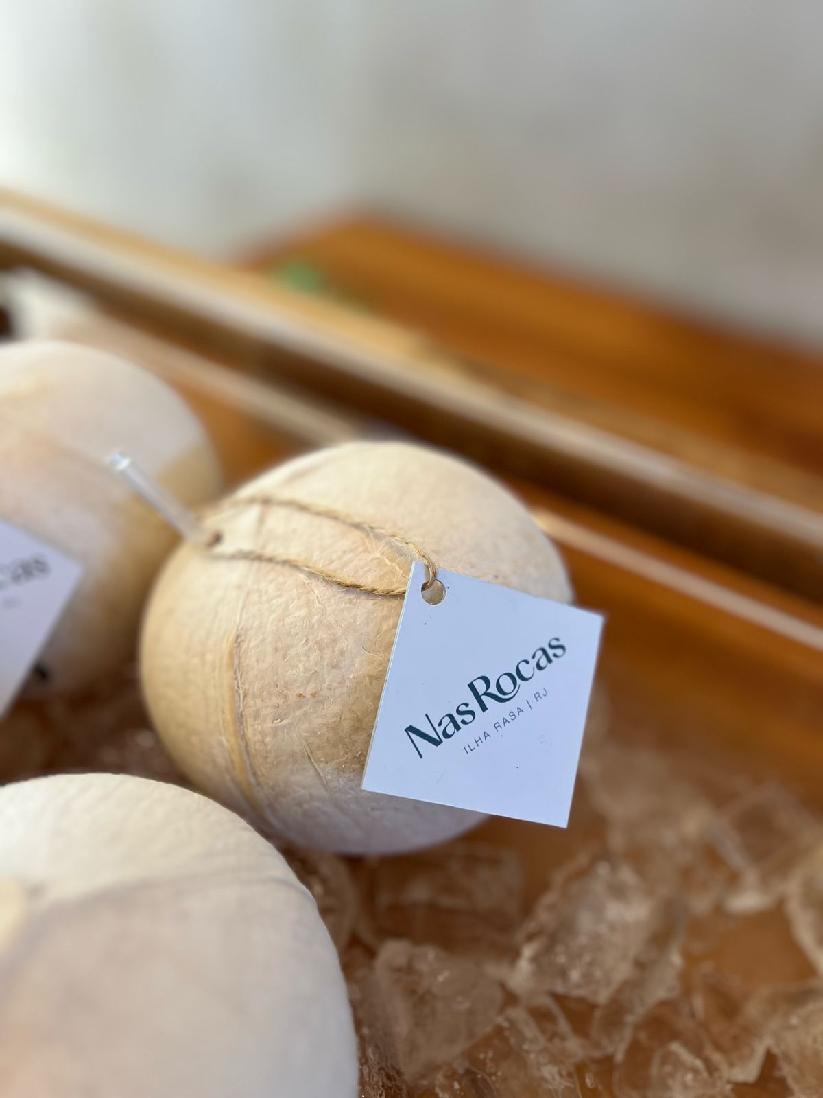 Tag personalizada Nas Rocas Ilha Rasa — etiqueta de produto em coco gelado