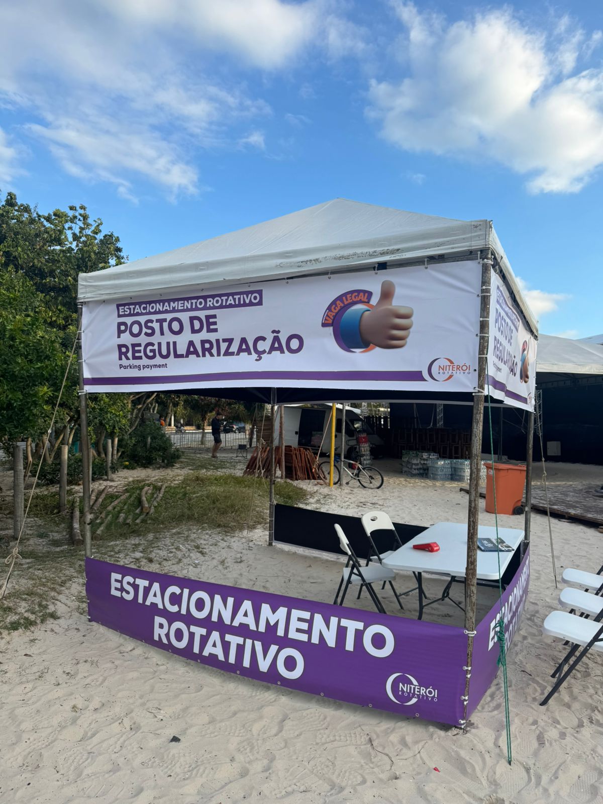 Ativação Niterói Rotativo — tenda com lonas personalizadas para posto de regularização em praia