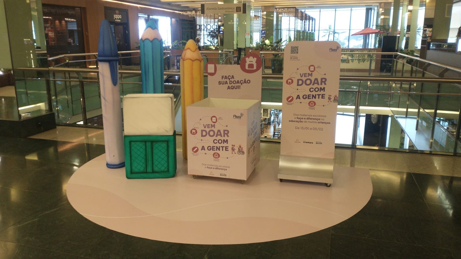 Ativação Plaza Shopping Vem Doar com a Gente — caixa de doação personalizada e displays ilustrados