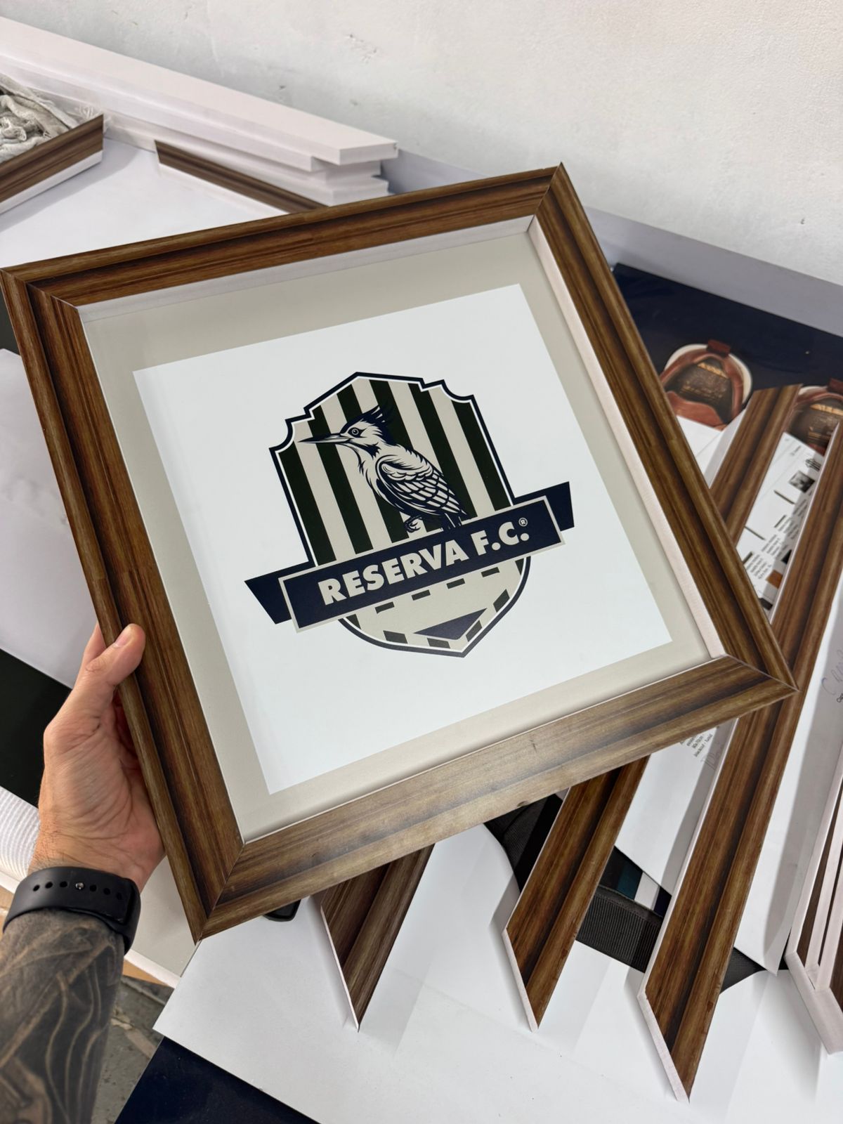 Quadro emoldurado Reserva F.C. — peça decorativa de PDV com moldura em madeira