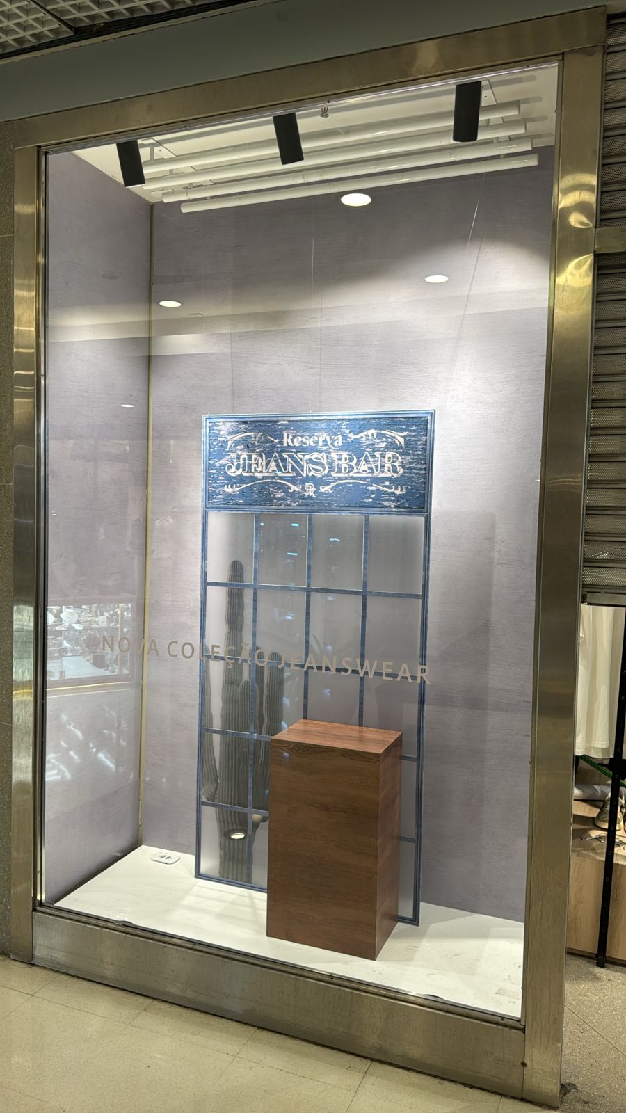 Vitrine Reserva Jeans Bar — ambientação com placa rústica e estrutura cenográfica