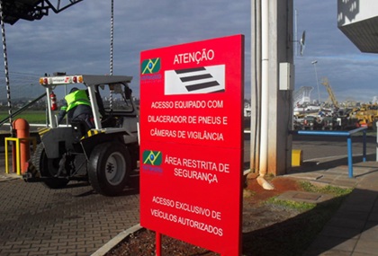 Sinalização industrial de segurança — porto