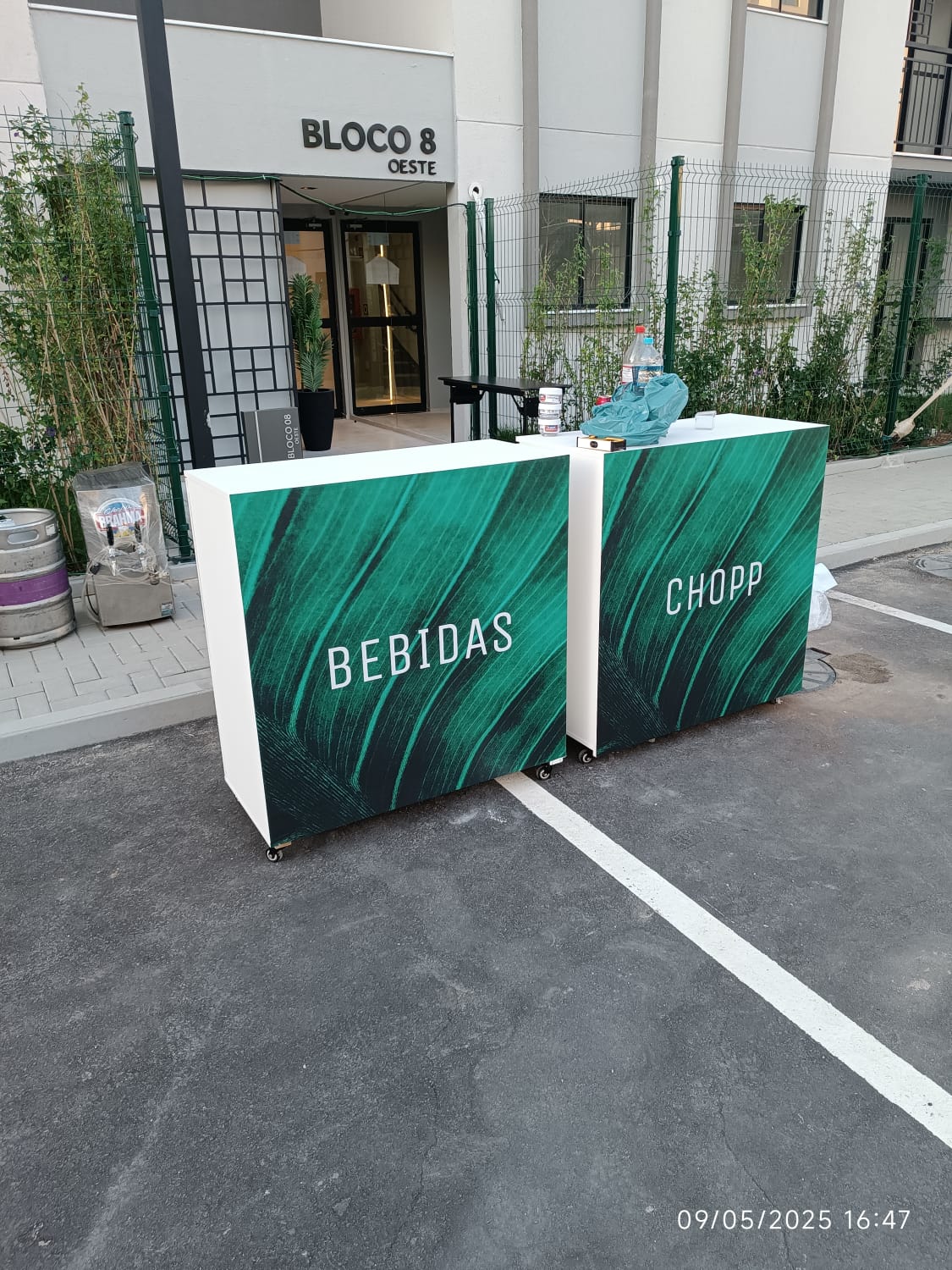 Totens balcão Bebidas e Chopp — ambientação verde com tipografia para evento Living Cyrela