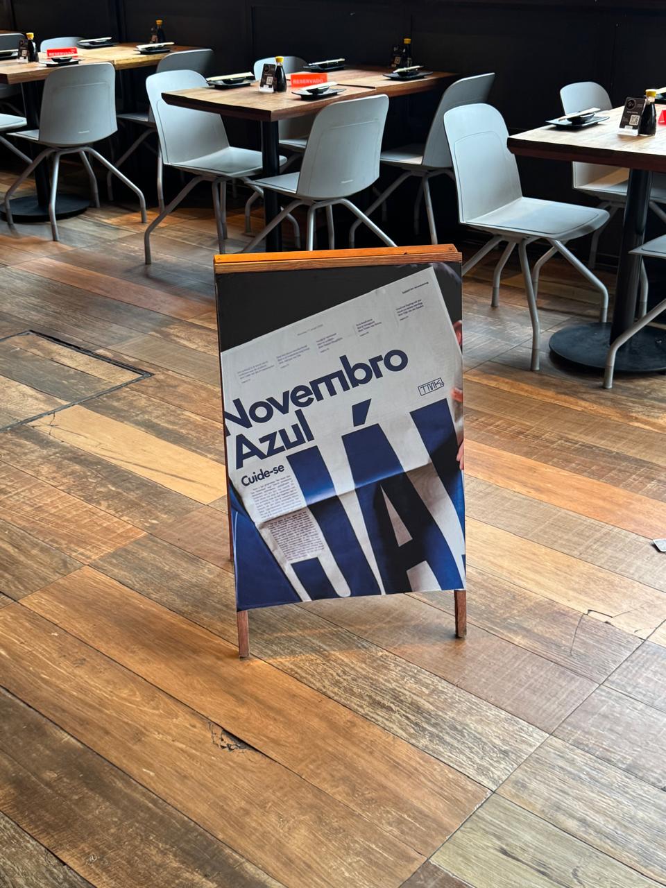 Cavalete Novembro Azul Cuide-se Já — placa A-frame editorial em restaurante