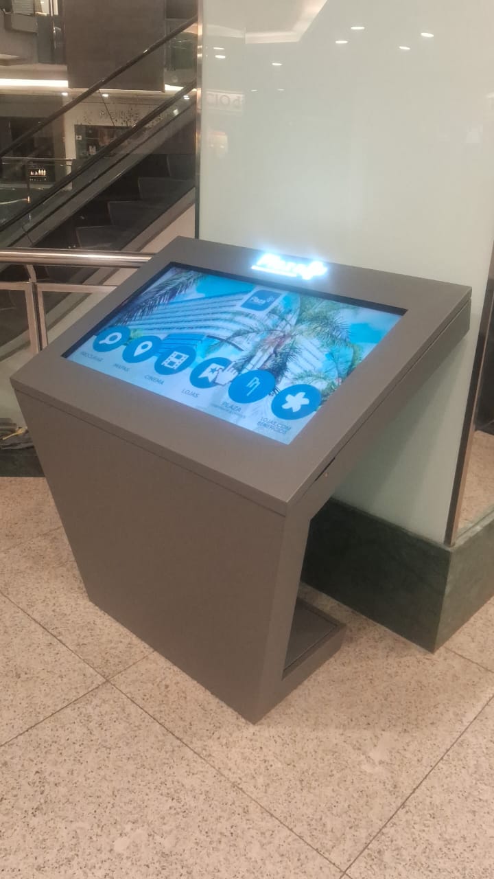 Totem interativo Plaza Shopping — estrutura em ACM com display touch