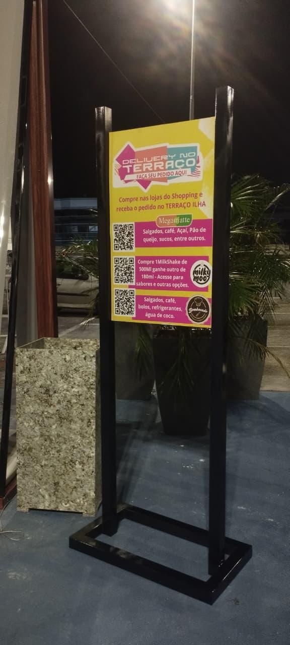 Totem Delivery no Terraço Ilha Plaza — display de pedidos com QR codes para lojas do shopping