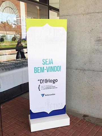 Totem de boas-vindas Votorantim Diálogo — pedestal de evento corporativo em Curitiba